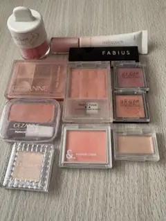 チーク・アイシャドウ・コンシーラー等