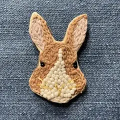 ウサギの手刺繍 ビーズブローチ✨ハンドメイド