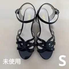 ブラックエナメルストラップサンダル