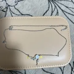 Silver coloured necklace