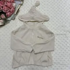 フード付きクリーム色パーカー