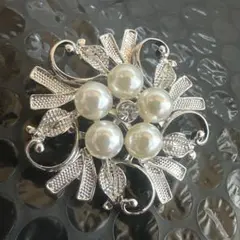 エレガントなパールブローチ