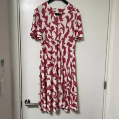 赤と白の抽象模様カジュアルドレス