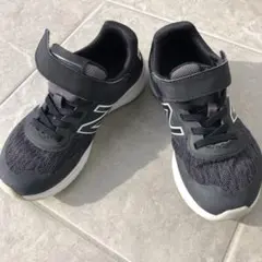 New Balance ブラックスニーカー ベルクロストラップ