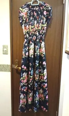 花柄黒地ノースリーブロングワンピース　裏付き