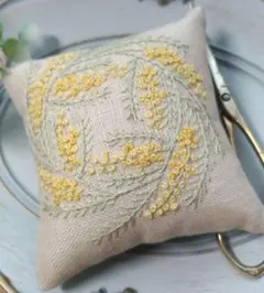 手刺繍ハンドメイドピンクッション　ミモザ　オフホワイト　リネン100％