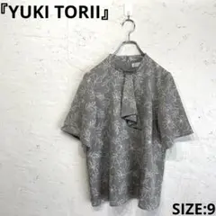 【YUKI TORII】タイ付き花柄半袖ブラウス　グレー　オフィスカジュアル　9のサムネイル