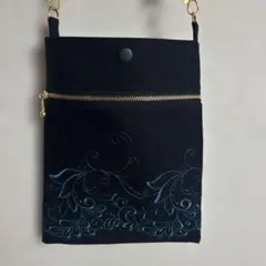 【ハンドメイド】スマホポーチ・スマホポシェット　サコッシュ　花柄　ラメ　 黒緑