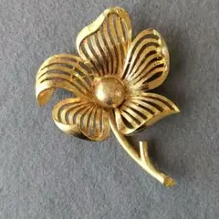 ゴールドカラー 花のブローチ