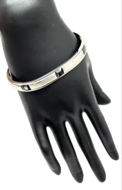 スワロフスキー オープンバングル ブレスレット Mサイズ 中古品(64075)のサムネイル