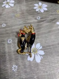 猫のブローチ 黒と金 エナメル仕上げ