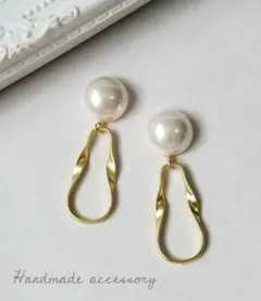 パールカボション×マットゴールド　ひねり　イヤリング　ピアス　ハンドメイド