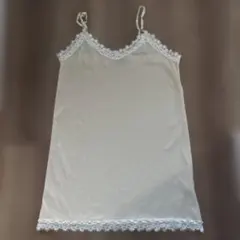 レーストリム付きクリーム色キャミソール