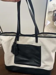 ホワイトとブラックのトートバッグ