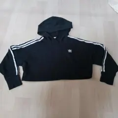 adidas ブラック クロップドパーカー