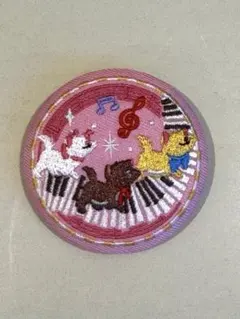 ディズニー　刺繍缶バッジ　マリーちゃん