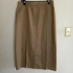 値下げしました。 ベージュ スカート 前プリーツスリット二本後ろ一本裾さばき良し
