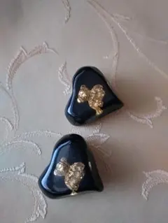 ハート型 黒 イヤリング 金色のクマ装飾