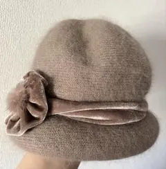 ベージュのウール帽子 フラワーモチーフ付き