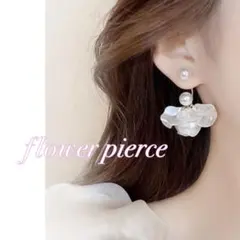 花のデザイン ピアス(両耳用)