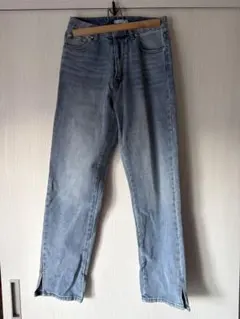 ライトブルーストレートデニム サイドスリット付き