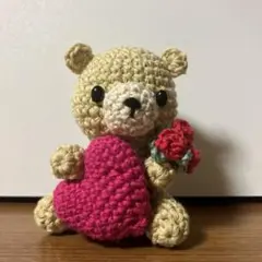 ハンドメイド　あみぐるみ ハートとお花を持ったクマさん