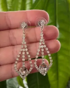 【新品未使用】クリスタル装飾のダイヤモンド型ピアス