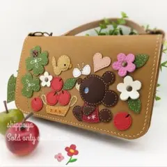 スマホ・お財布ポーチ【チビくまちゃんとカゴいっぱいのリンゴ♡♪】キャメルベージュ