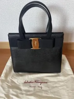 サルヴァトーレフェラガモ ヴァラリボン　バッグ　黒