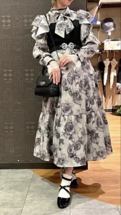 axes femme グラデーションローズ柄ワンピース