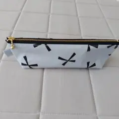 ラミネート生地　ペンケース　水色×黒リボン柄