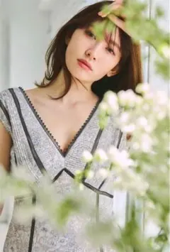 Her lip to trimmed floral dress