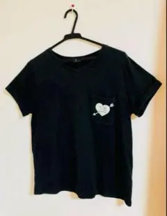 Vネック 黒Tシャツ ハートロゴ L