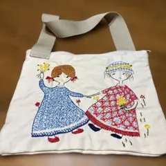 手刺繍入ちっちゃなぺたんこトートバック【女の子と桜貝】 - メルカリ