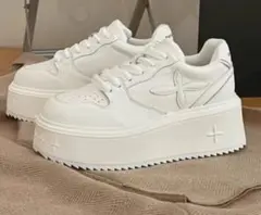 ホワイトプラットフォームスニーカー　厚底スニーカーZARA