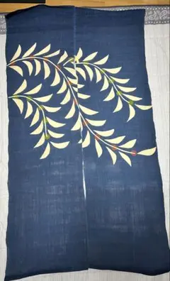 藍色の葉模様の暖簾