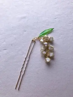 白い花と緑の葉のかんざし