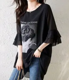 黒いフリル袖のシフォントップス
