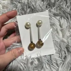 ハンドメイド　パールと金色の球体のピアス(両耳用)