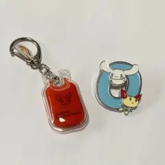 けんけつちゃん　サンリオコラボ シナモロール O型ピンバッヂとキーホルダー