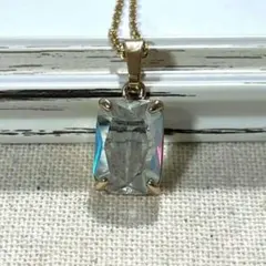 オパールのような光の輝きの美しい、スクエアジルコニアのクリアーなネックレス