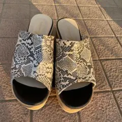 ヘビ柄プラットフォームサンダル