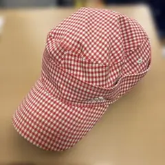 adidas 赤と白のチェック キャップ