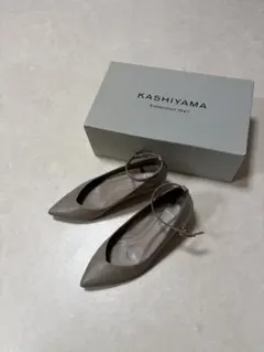 KASHIYAMA ベージュ ポインテッドトゥパンプスのサムネイル