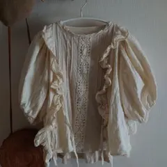 ナチュラルベージュお袖が可愛いブラウス