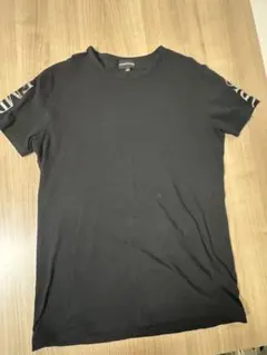 ARMANI ブラック Tシャツ ロゴ入り