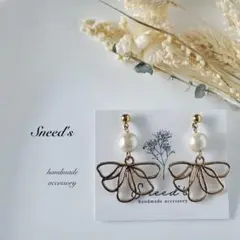 ▪ゴールドフラワーチャーム×コットンパールピアス／イヤリング