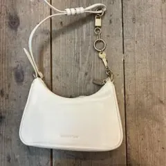 CHARLES&KEITH ハンドルトラペーズバッグ ハンドバッグ　クリームのサムネイル