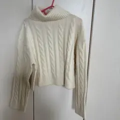 guアイボリー ケーブルニット ハイネックセーター