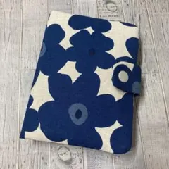 マルチカードケース（お薬手帳・保険証・通帳等）北欧風花柄ネイビー
